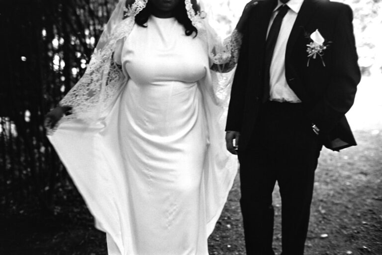 How to choose and wear an opera cape instead of a veil on your wedding day